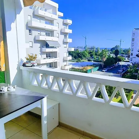 Beautiful Bedroom With Private Bathroom Δωμάτια σε οικογενειακή κατοικία Μαρμπέλλα
