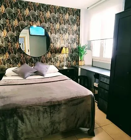 Δωμάτια σε οικογενειακή κατοικία Beautiful Bedroom With Private Bathroom *