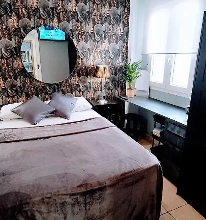 Beautiful Bedroom With Private Bathroom *
