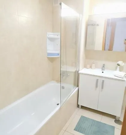 Δωμάτια σε οικογενειακή κατοικία Beautiful Bedroom With Private Bathroom *