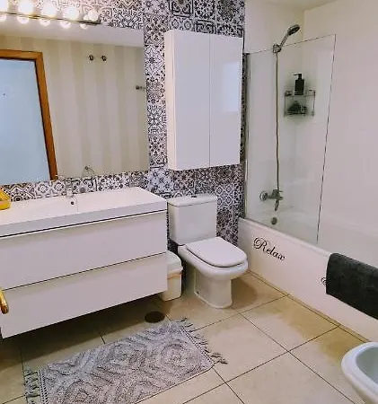 Δωμάτια σε οικογενειακή κατοικία Beautiful Bedroom With Private Bathroom Μαρμπέλλα