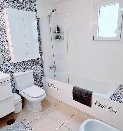 Beautiful Bedroom With Private Bathroom Δωμάτια σε οικογενειακή κατοικία