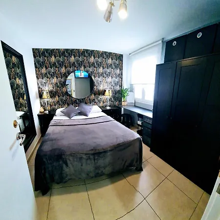 Beautiful Bedroom With Private Bathroom *